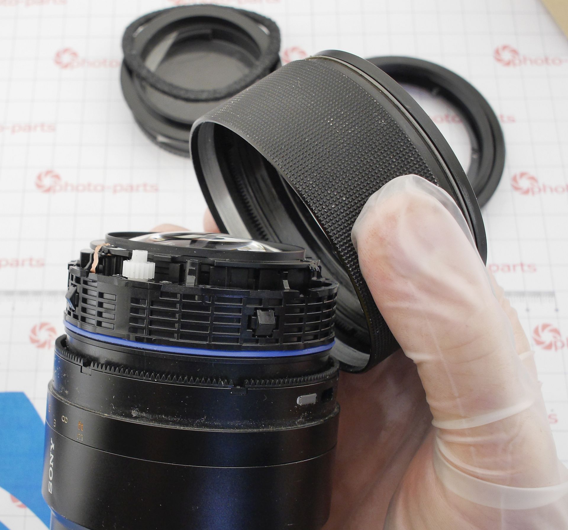 Замена мотора фокусировки на Sony FE 90mm F2.8 G OSS - снятие кольца фокуса